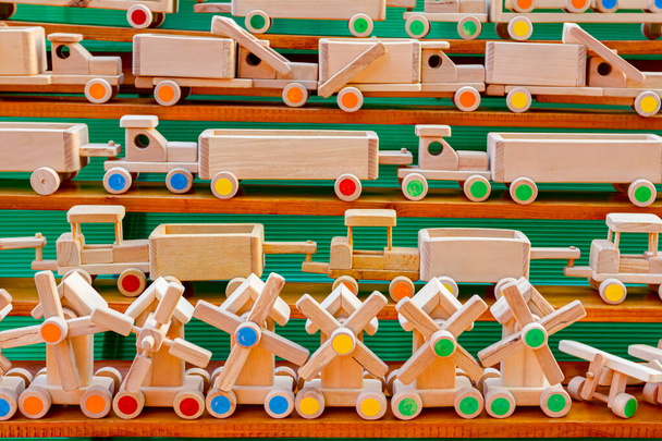 Giocattoli in legno vintage fatti a mano eco per bambini vari modelli di mulino a vento, treno, camion, auto, veicolo. - Foto, immagini