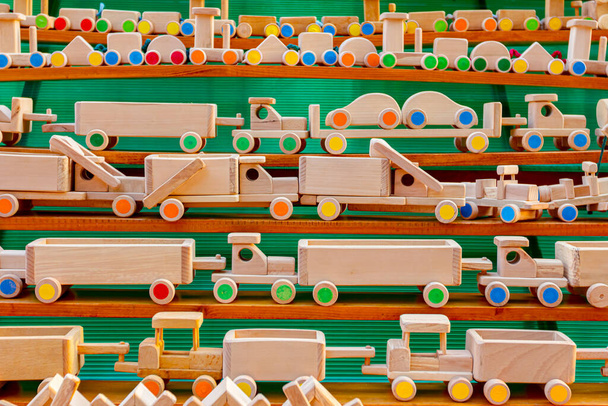 Kinder eco handgemaakte vintage houten speelgoed verschillende modellen van trein, vrachtwagen, auto, voertuig. - Foto, afbeelding