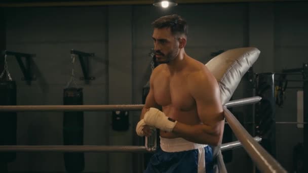 Ισπανόφωνος μαχητής με ταινία πυγμαχίας στα χέρια πόσιμο νερό από το μπουκάλι - Πλάνα, βίντεο