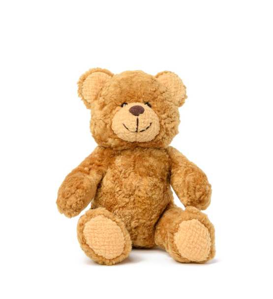 коричневий плюшевий ведмідь сидить на білому тлі, іграшка
 - Фото, зображення