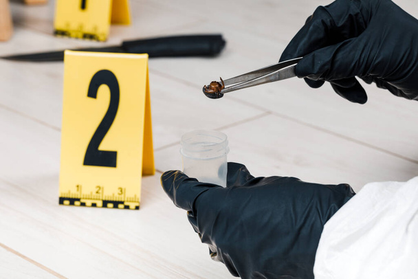 Um cartucho ou bala numa cena de crime com marcadores de provas. - Foto, Imagem