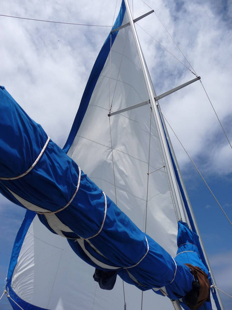Nahaufnahme strahlend blaues und weißes Segel vor blauem Himmel, Galapagos-Inseln. Hochwertiges Foto - Foto, Bild