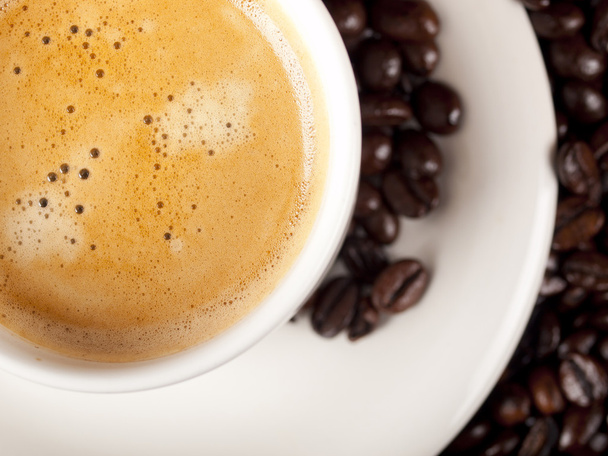 szemközti nézet coffeebeans sötét pörkölt kávé csésze - Fotó, kép