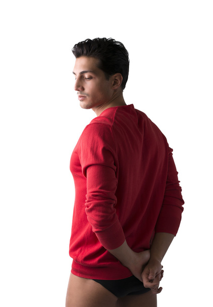 Jeune homme avec pull et sous-vêtements en laine rouge
 - Photo, image