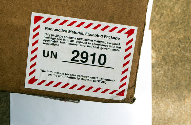 The UN number label for Radioative material, Excepted package - Valokuva, kuva