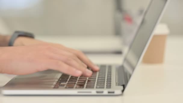 Close up of Male Hands Typing on Laptop, Side View - Filmagem, Vídeo