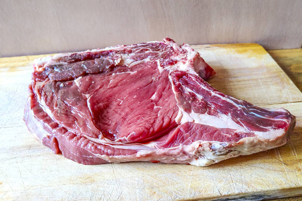 stek wołowy na kości, dobrze dojrzały, gotowy na grilla i lunch, florencki stek, białko dla zdrowia - Zdjęcie, obraz