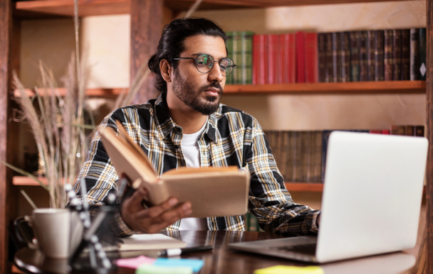 Arabské studentské čtení knihy a prohlížení internetu v knihovně - Fotografie, Obrázek