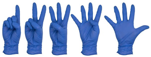 Рука в синей перчатке для осмотра азота. Различные изолированные взгляды на переднюю часть женской руки, используя пальцы, чтобы сосчитать от 1 до 5 - Фото, изображение