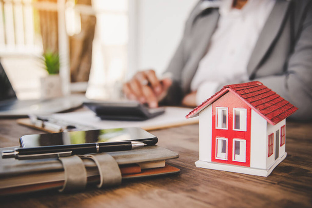 Fermer la signature de la main document de prêt à l'accession à la propriété. Investissement immobilier et hypothécaire, assurance habitation, sécurité - Photo, image