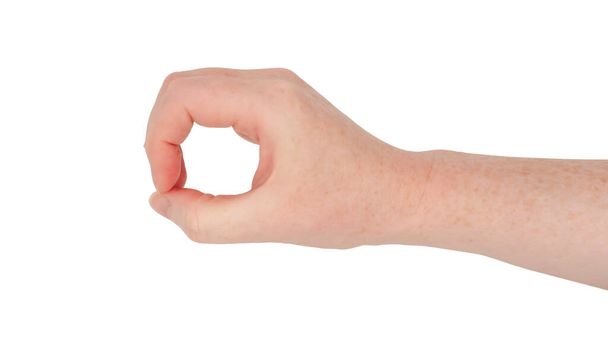 Pisamainen valkoinen käsi. Eristetty naisen käsi, sivussa, tehdä ympyrän kaikki sormet ja peukalo nolla tai silmä kaukoputki ele - Valokuva, kuva