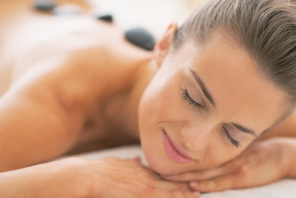 Frau erhält Massage mit heißen Steinen - Foto, Bild