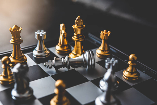Σκακιστικό επιτραπέζιο παιχνίδι έννοια των επιχειρηματικών ιδεών και του ανταγωνισμού και στρατηγική επιτυχία σχέδιο που σημαίνει  - Φωτογραφία, εικόνα