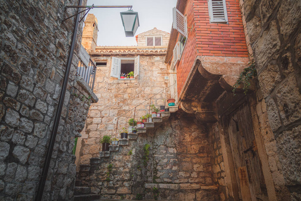 Scenic Old Town, barrio residencial tradicional de Hvar, Croacia. - Foto, Imagen