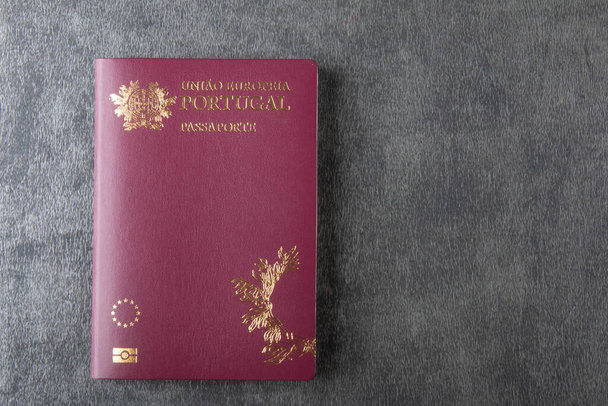 passeport portugais isolé sur fond gris vue de dessus. - Photo, image