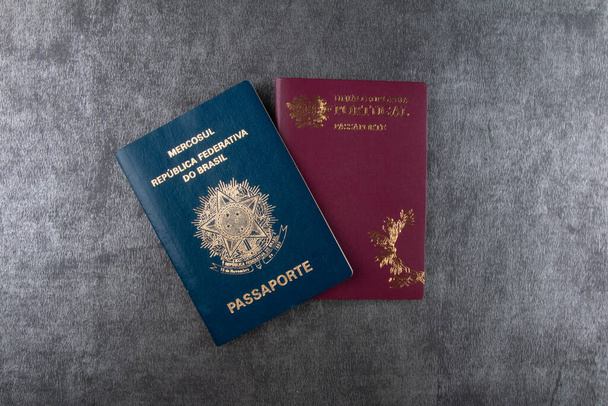 Portugalin passi ja Brasilian passi ylhäältä. - Valokuva, kuva