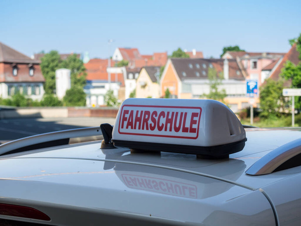 Szkoła jazdy znak na samochód w języku niemieckim - Zdjęcie, obraz