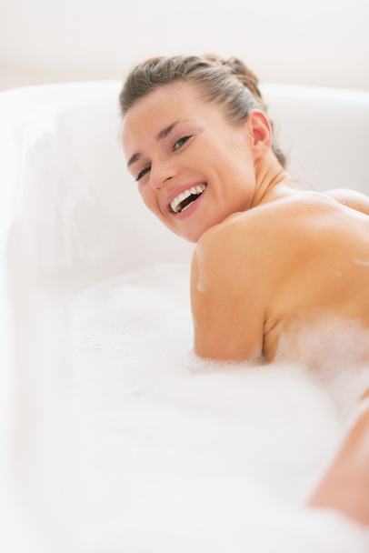 Happy young woman in bathtub - Fotoğraf, Görsel