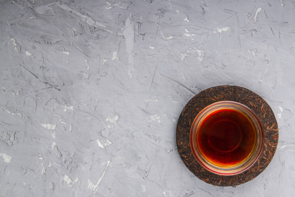 Pu erh κέικ τσαγιού και κινέζικο φλιτζάνι τσάι σε φόντο γύψο με θέση για κείμενο - Φωτογραφία, εικόνα