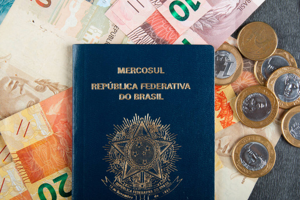 Brazylijski paszport z prawdziwymi banknotami i monetami. - Zdjęcie, obraz
