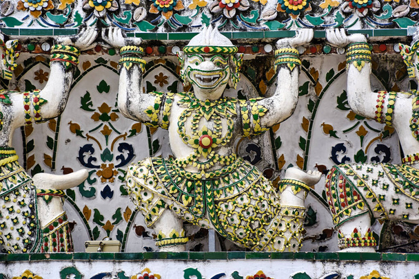 Bangkok, Thailand 08.20.2019 Beautiful detailed sculptures, decorations on the Temple of Dawn, Wat Arun buddhist temple - Фото, изображение