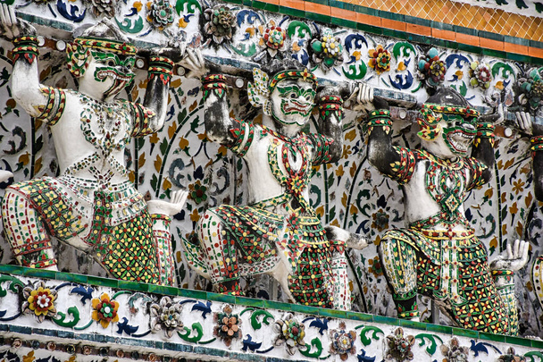 Bangkok, Tailandia 08.20.2019 Hermosas esculturas detalladas, decoraciones en el Templo del Amanecer, templo budista de Wat Arun - Foto, imagen