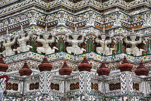 Bangkok, Tailandia 08.20.2019 Hermosas esculturas detalladas, decoraciones en el Templo del Amanecer, templo budista de Wat Arun - Foto, imagen