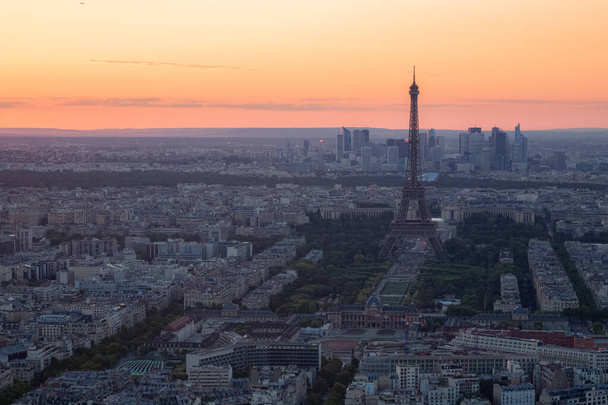 Widok na zachód słońca z Wieży Eiffla i Paryża z wieży Montparnasse. - Zdjęcie, obraz