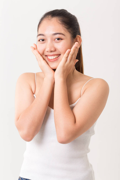 Asiatin zeigt hübsche Haut. Asiatische Schönheit Hautpflege Frau Blick auf Seite. - Foto, Bild