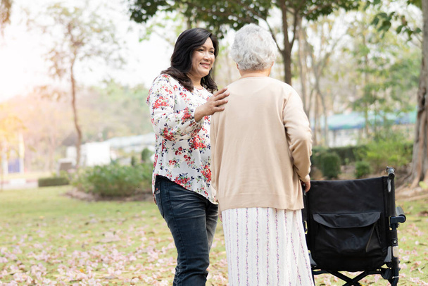 Asiático seniores ou idosos idosas senhora paciente na cadeira de rodas no parque, saudável forte conceito médico. - Foto, Imagem