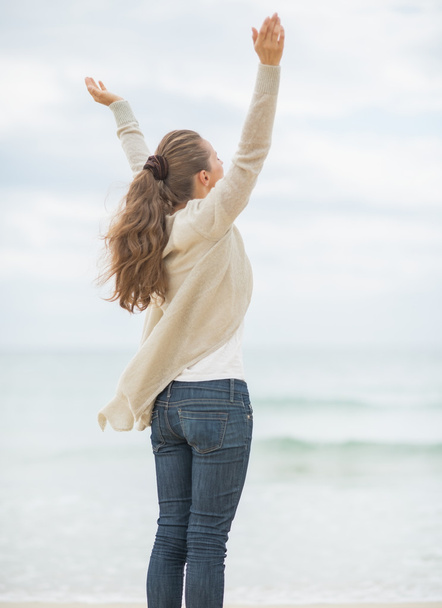 Femme sur la plage réjouissant le succès
. - Photo, image
