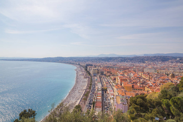 Blick über Nizza, Frankreich an der französischen Riviera vom Bellanda-Turm im Stadtpark Colline du Chateau. - Foto, Bild