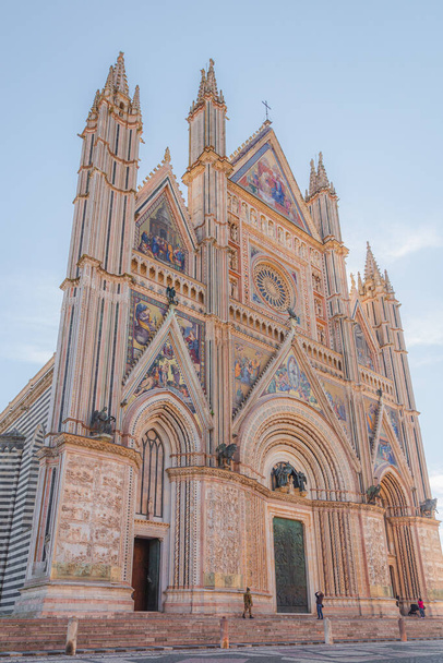 The spectacular 14th century facade of the Roman Catholic Duomo di Orvieto in the hilltop Umbrian town of Orvieto, Italy - Фото, изображение