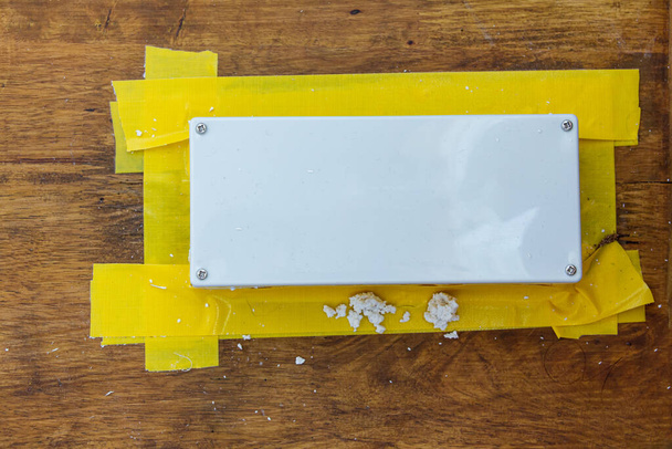 Termiet decoy box te installeren op houten trappen in huis voor elimineren - Foto, afbeelding