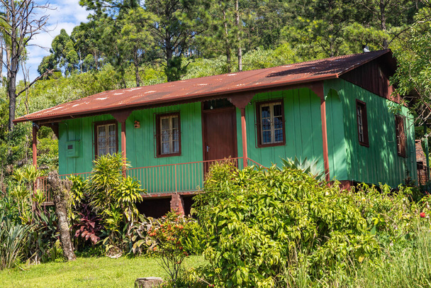 Pequeña casa de madera con vegetación alrededor, pueblo de Linha nova, Rio Grande do Sul, Brasil - Foto, imagen