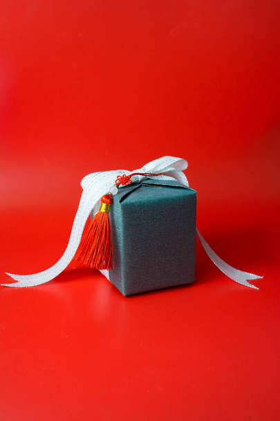 plat minimal chinois Nouvel An décoration article et boîte cadeau sur fond rouge - Photo, image