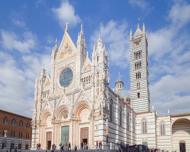Der Dom von Siena aus dem 15. Jahrhundert, der Mariä Himmelfahrt in der Toskana gewidmet ist. - Foto, Bild