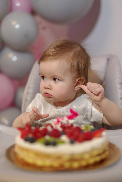 Дитяча дівчинка на свій перший день народження з тортами
 - Фото, зображення
