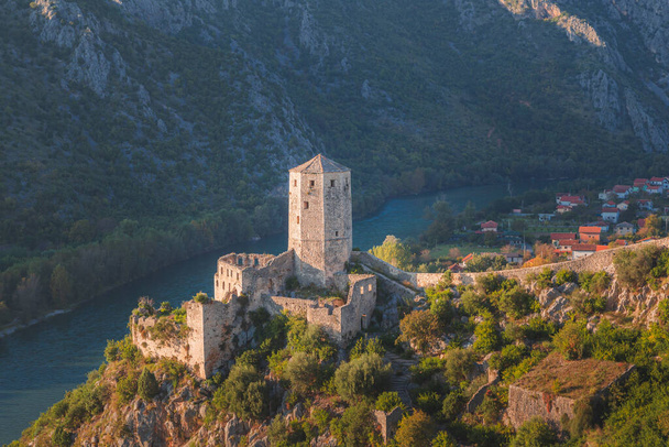 Ruiny zamku Pocitelj wzdłuż doliny rzeki Neretwy w Bośni i Hercegowinie - Zdjęcie, obraz