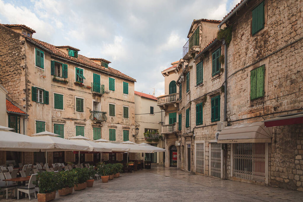 Gesloten bedrijven en gesloten restaurant op een leeg plein in het oude centrum van Split, Kroatië - Foto, afbeelding
