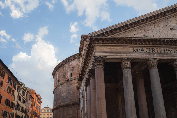Una prospettiva unica e ravvicinata del Pantheon Romano a Roma. - Foto, immagini