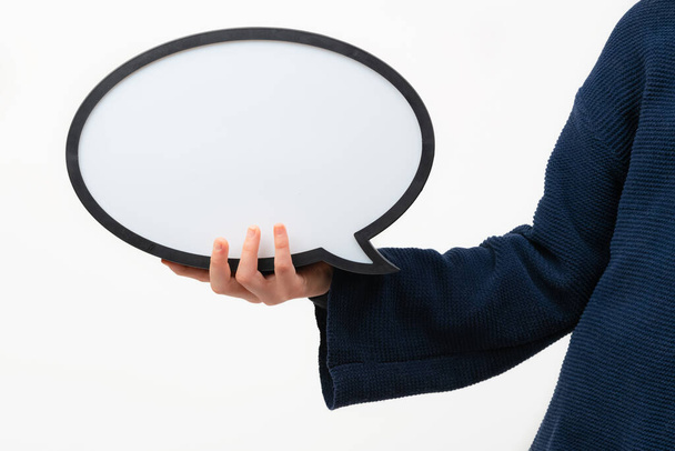 Primer plano de la persona que sostiene la burbuja del habla en blanco sobre fondo blanco. Comunicación y diálogo. - Foto, Imagen