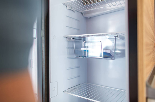 Modern Eğlence Aracının İçinde Çok Temiz Kış Karavanı Kamp Van Buzdolabı - Fotoğraf, Görsel