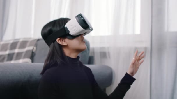 Ενθουσιασμένη Ασιάτισσα με γυαλιά εικονικής πραγματικότητας που βιώνει τον εικονικό κόσμο - Πλάνα, βίντεο