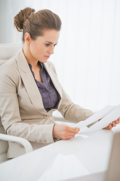 Business woman working with documents in office - Foto, imagen