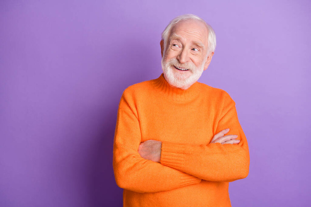 Portrait of handsome cheerful person crossed arms look empty space isolated on purple color background - Fotoğraf, Görsel
