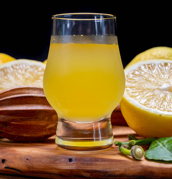 新鮮な熟した黄色のイタリアレモンの新しい収穫から作られた氷の冷たい甘いライモンチェッロリキュールのガラス、 Amalfi海岸、イタリア - 写真・画像