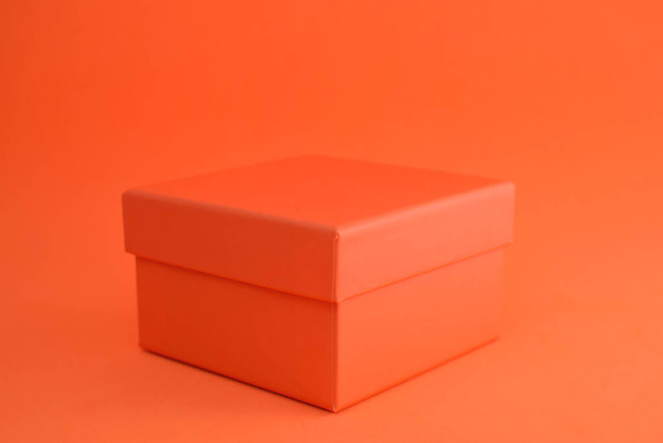 Boîte en carton orange avec un fond de la même couleur. - Photo, image