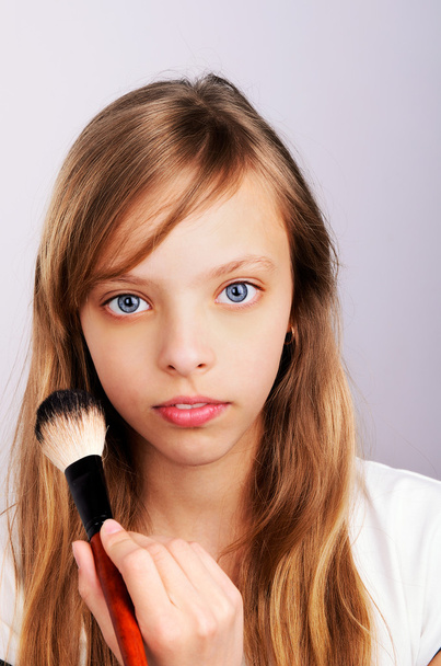 化粧をしている 10 代の少女の肖像画 - 写真・画像