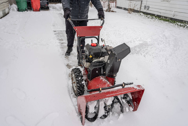 spazzaneve sta lavorando sodo per cancellare la neve fresca caduta dal vialetto dopo una grande tempesta di neve - Foto, immagini